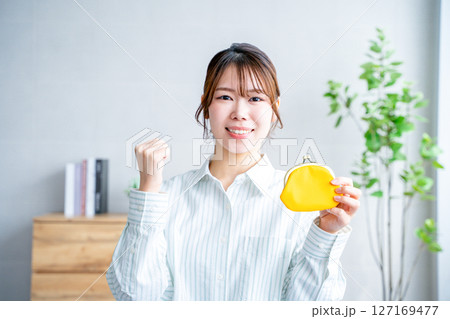 財布を持つ女性 財布を持つ女性 127169477