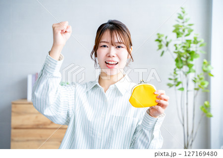 財布を持つ女性 財布を持つ女性 127169480