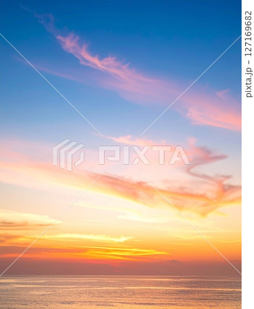 夏の夕焼け空のグラデーションテクスチャ 127169682