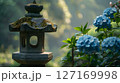 紫陽花と石灯籠が織りなす日本の庭園風景 127169998