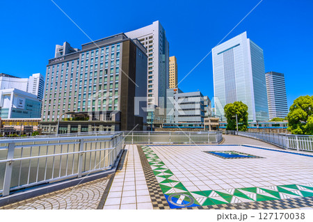 日本の横浜都市景観 桜木町駅　新南口(市役所口）や横浜市役所、電車などを望む 127170038