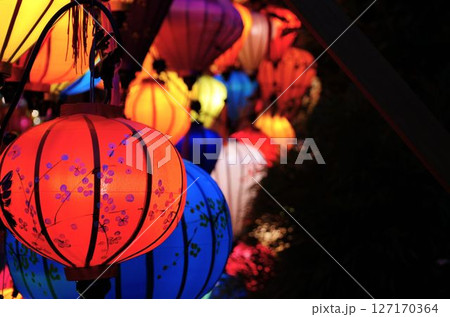 夜のアジアンなランタン祭り・フェスティバル 127170364