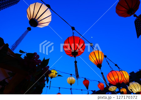 夜のアジアンなランタン祭り・フェスティバル 127170372