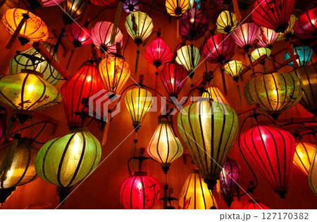 夜のアジアンなランタン祭り・フェスティバル 127170382