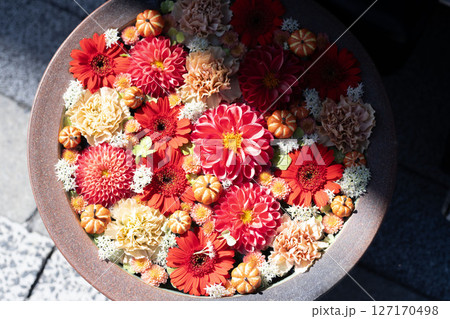 神社の花手水、日本の手水舎 127170498