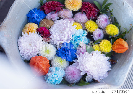 神社の花手水、日本の手水舎 127170504
