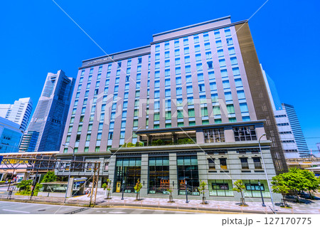 日本の横浜都市景観 横浜ランドマークタワーやホテルメッツ、桜木町駅　新南口(市役所口）などを望む 127170775