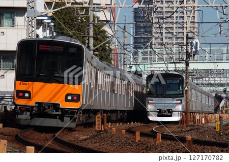 複々線区間を行く東武伊勢崎線50050系・東京メトロ日比谷線13000系 複々線区間を行く東武伊勢崎線50050系・東京メトロ日比谷線13000系 127170782