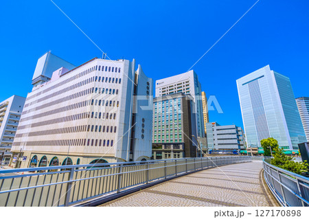 日本の横浜都市景観 JR貨物EF210形電気機関車や桜木町駅　新南口(市役所口、横浜市役所などを望む 127170898