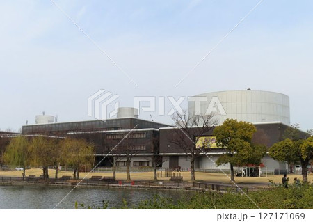 大地の池ごしに見る 国立民族学博物館 大地の池ごしに見る 国立民族学博物館 127171069
