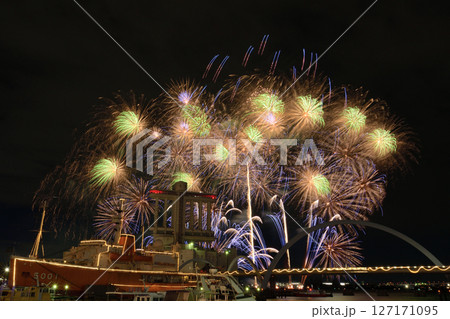 花火と音楽の共演　＜ISOGAI花火劇場　名古屋港＞ 127171095