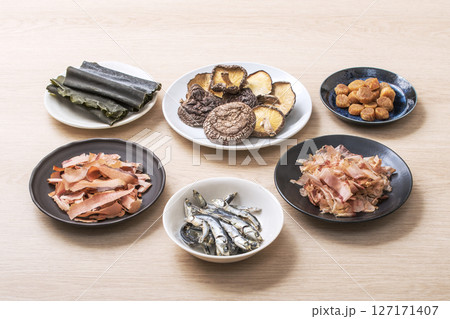 出汁の素になる食材　出汁食材いろいろ　水産加工品　海産物類　だしを摂る材料　健康食品 127171407