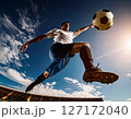 サッカー：ローアングルシュートシーン 127172040
