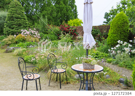 バラ満開のびわ湖大津館イングリッシュガーデン バラ満開のびわ湖大津館イングリッシュガーデン 127172384