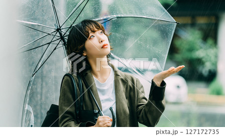 雨の中で傘をさす女性（梅雨・6月） 127172735