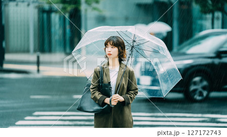 傘をさして交差点を歩く女性(梅雨・6月) 傘をさして交差点を歩く女性(梅雨・6月) 127172743
