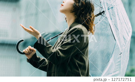 雨の中で傘をさす女性(梅雨・6月) 雨の中で傘をさす女性(梅雨・6月) 127172751