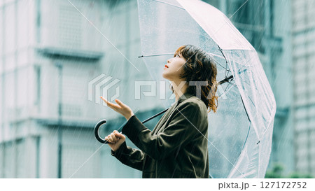 雨の中で傘をさす女性（梅雨・6月） 127172752