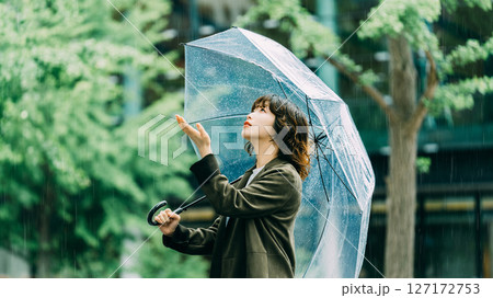 雨の中で傘をさす女性(梅雨・6月) 雨の中で傘をさす女性(梅雨・6月) 127172753