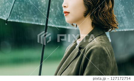 雨の中で傘をさす女性（梅雨・6月） 127172754