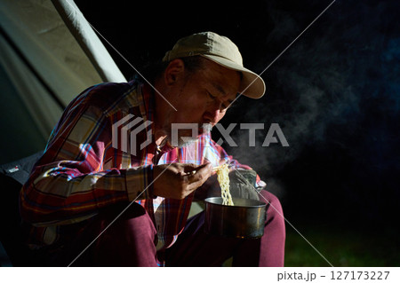 夜食でラーメンを食べるソロキャンパー ソロキャンプ シニア 夜食でラーメンを食べるソロキャンパー ソロキャンプ シニア 127173227