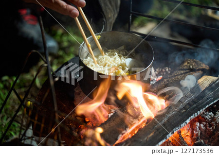 夜食でラーメンを食べるソロキャンパー ソロキャンプ シニア 夜食でラーメンを食べるソロキャンパー ソロキャンプ シニア 127173536