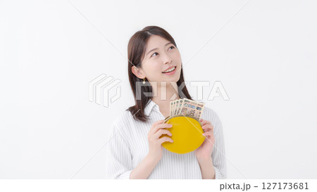 財布を持つ女性 127173681
