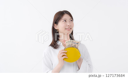 財布を持つ女性 財布を持つ女性 127173684