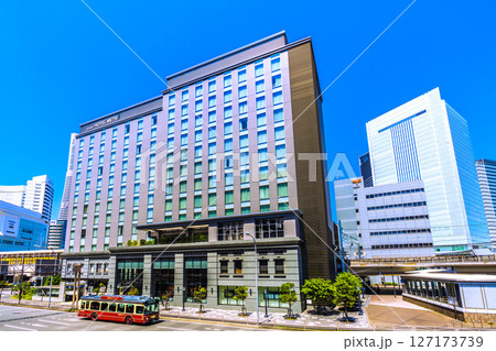 日本の横浜都市景観 横浜ランドマークタワーやホテルメッツ、桜木町駅 新南口、横浜市役所などを望む 日本の横浜都市景観 横浜ランドマークタワーやホテルメッツ、桜木町駅 新南口、横浜市役所などを望む 127173739