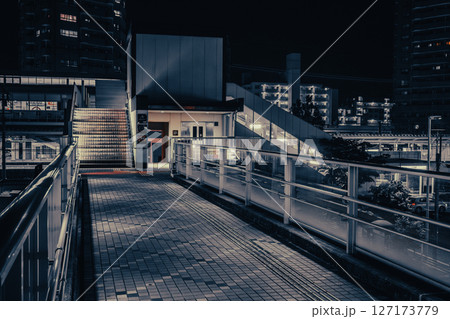 夜の小手指駅（北口）とペデストリアンデッキ 127173779
