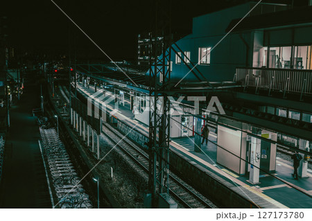 夜の小手指駅 池袋方面のプラットホーム 夜の小手指駅 池袋方面のプラットホーム 127173780