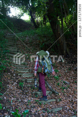 ハイキング　登山　山登り　シニアキャンパー　夕暮れ　ソロキャンプ　シニア 127173850