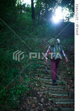 ハイキング　登山　山登り　シニアキャンパー　夕暮れ　ソロキャンプ　シニア 127173852