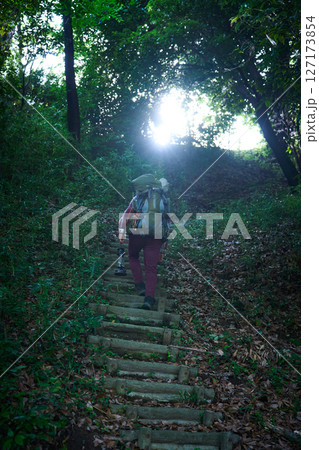 ハイキング　登山　山登り　シニアキャンパー　夕暮れ　ソロキャンプ　シニア 127173854