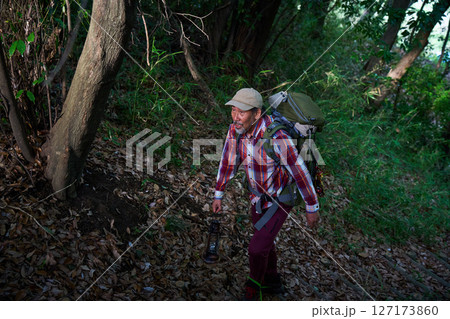 ハイキング 登山 山登り シニアキャンパー 夕暮れ ソロキャンプ シニア ハイキング 登山 山登り シニアキャンパー 夕暮れ ソロキャンプ シニア 127173860