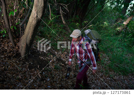 ハイキング　登山　山登り　シニアキャンパー　夕暮れ　ソロキャンプ　シニア 127173861