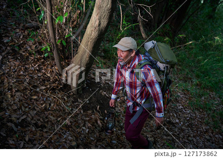 ハイキング　登山　山登り　シニアキャンパー　夕暮れ　ソロキャンプ　シニア 127173862