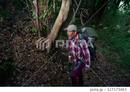 ハイキング　登山　山登り　シニアキャンパー　夕暮れ　ソロキャンプ　シニア 127173863