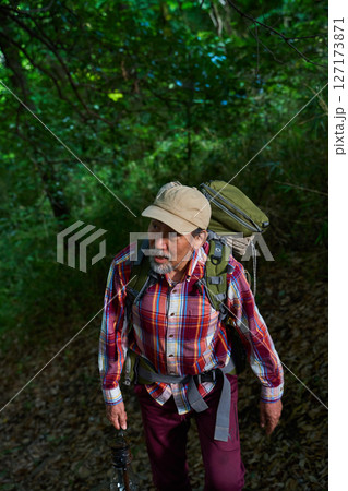 ハイキング　登山　山登り　シニアキャンパー　夕暮れ　ソロキャンプ　シニア 127173871