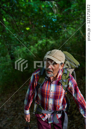 ハイキング 登山 山登り シニアキャンパー 夕暮れ ソロキャンプ シニア ハイキング 登山 山登り シニアキャンパー 夕暮れ ソロキャンプ シニア 127173872