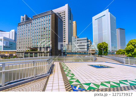 日本の横浜都市景観 横浜ランドマークタワーやホテルメッツ、桜木町駅 新南口、横浜市役所などを望む 日本の横浜都市景観 横浜ランドマークタワーやホテルメッツ、桜木町駅 新南口、横浜市役所などを望む 127173917