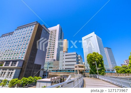 日本の横浜都市景観 ホテルメッツや桜木町駅　新南口、横浜市役所、電車などを望む 127173967