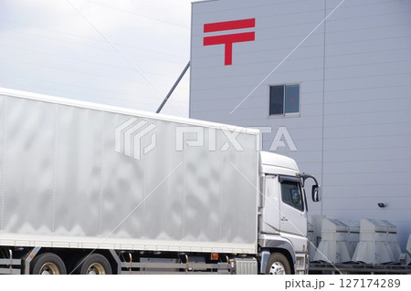 物流イメージ 物流拠点と荷待ちのトラック 物流イメージ 物流拠点と荷待ちのトラック 127174289