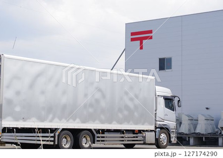 物流イメージ　物流拠点と荷待ちのトラック 127174290