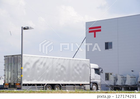 物流イメージ 物流拠点と荷待ちのトラック 物流イメージ 物流拠点と荷待ちのトラック 127174291