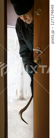 The thief opens the doors The thief opens the doors 127174649