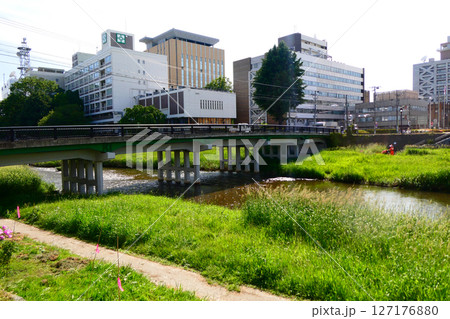 岩手県盛岡市の中津川が流れる上の橋界隈の風景 岩手県盛岡市の中津川が流れる上の橋界隈の風景 127176880