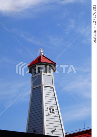 岩手県盛岡市紺屋町に立つ番屋の火の見やぐらと初夏の青い空と雲 岩手県盛岡市紺屋町に立つ番屋の火の見やぐらと初夏の青い空と雲 127176883