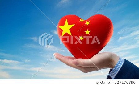 手で持っている中国の国旗のハートと青空 127176890
