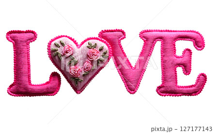 「LOVE」の文字の刺繍のワッペン 127177143